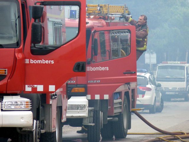 Bombers treballant per apagar un incendi a la pineda de Llevant Mar (Gav Mar) (19 Maig 2012)